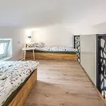 1 Bedroom Beautiful In Casa de Férias Sarbinowo