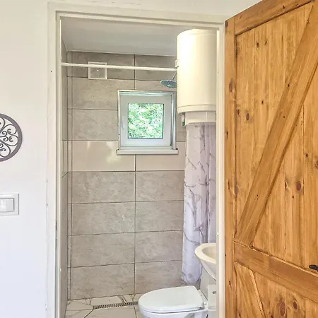 בית נופש 2 Bedroom Cozy In סרבינובו